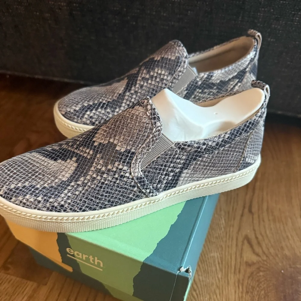 👠HP👠 NWT - Earth Size 7, Snakeskin Slip-on Sneakers